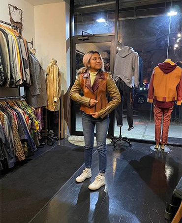 Fashion display inside the GÜREJE boutique.